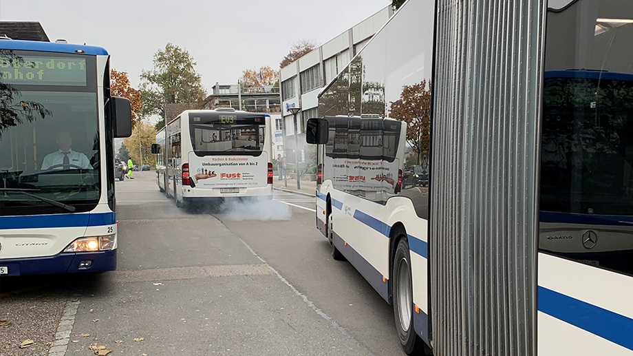 Mehrere Busse am fahren