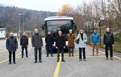 Gruppe vor Bus