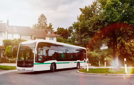 E-Bus in der Stadt am fahren