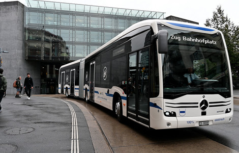 E-Bus vor Zug Bahnhof