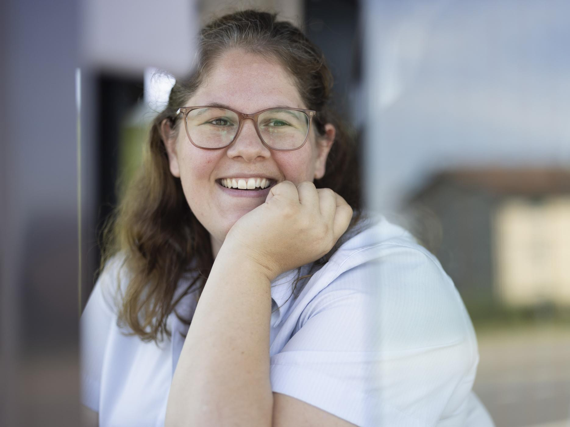 Busfahrerin schaut aus dem Fahrerfenster