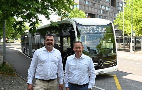 Baudirektor Florian Weber & Unternehmensleiter Cyrill Weber vor einem neuen E-Bus.