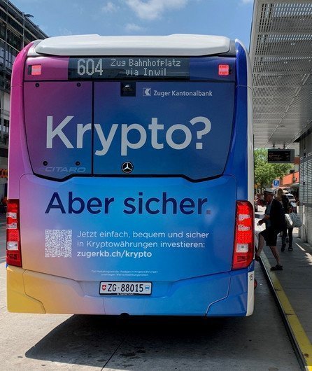 Eine Werbung auf dem Heck eines Busses