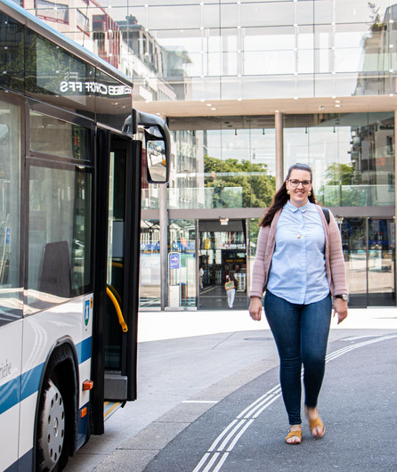 Person steigt in Bus ein