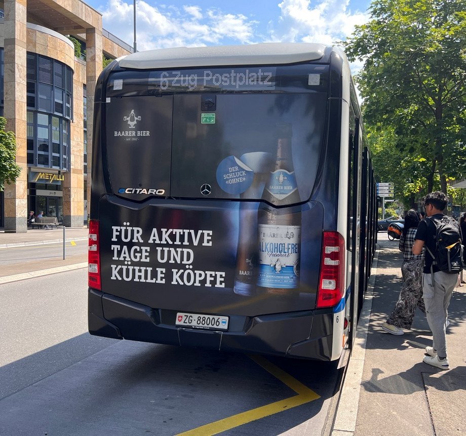 Das Bild zeigt eine Werbung auf dem Heck eines Busses.