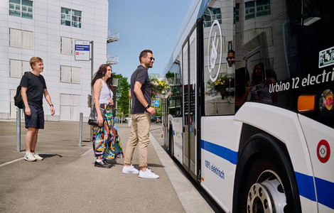 Fahrgäste steigen in Bus ein