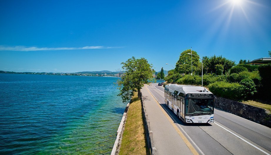 E Bus beim Zugersee 