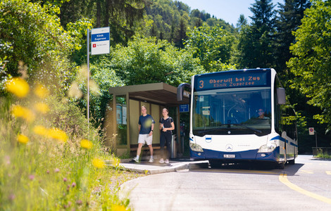 Fahrgäste bei Bustation