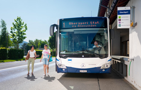 Fahrgäste neben Bus