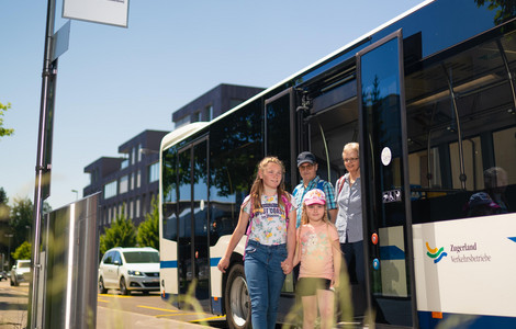 Fahrgäste verlassen Bus