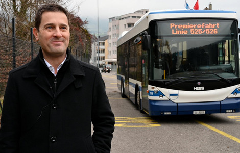 Mann vor Bus