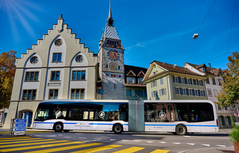 E-Gelenkbus in der Altstadt