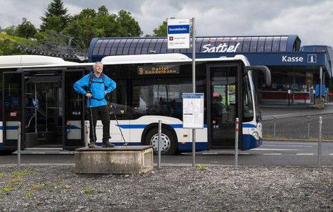 Fahrgast vor dem Bus