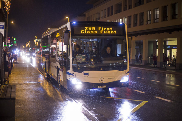 Bus in regnerischer Nacht am fahren