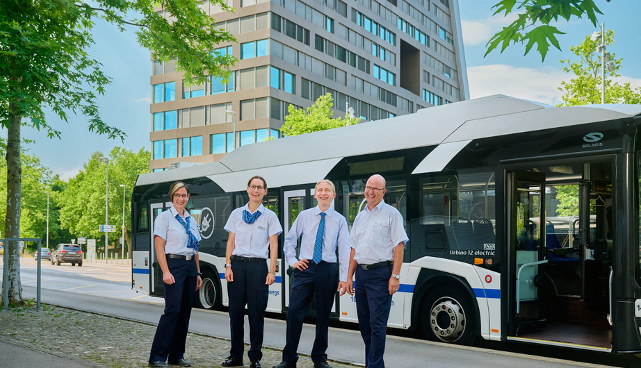 Gruppenbild von vier Busfahrern
