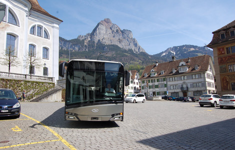 Bus in einem Dorf am fahren