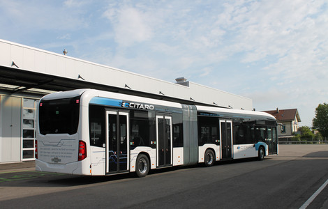 Bus bei Bushaltestelle