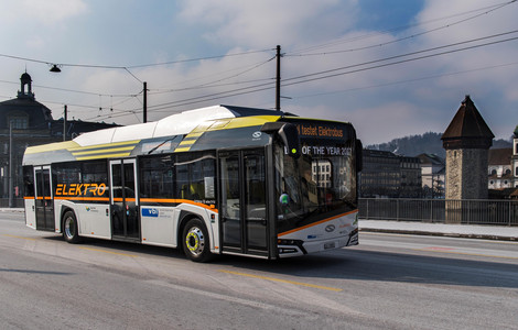 Bus in einem Dorfplatz am fahren
