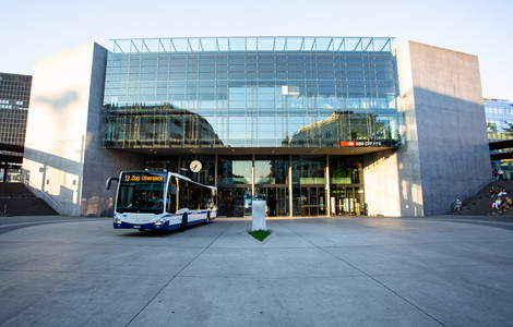 Bus vor dem Zug Bahnhof