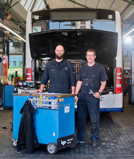 Das Bild zeigt Mitarbeiter, die im Berufsfeld der Automobil-Mechatronik tätig sind