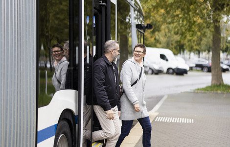 Fahrgäste steigen aus Bus aus