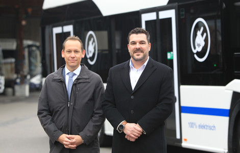 Zwei Männer vor E-Bus
