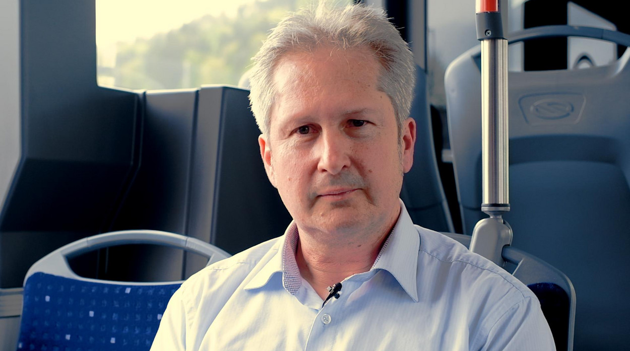 Person im Bus