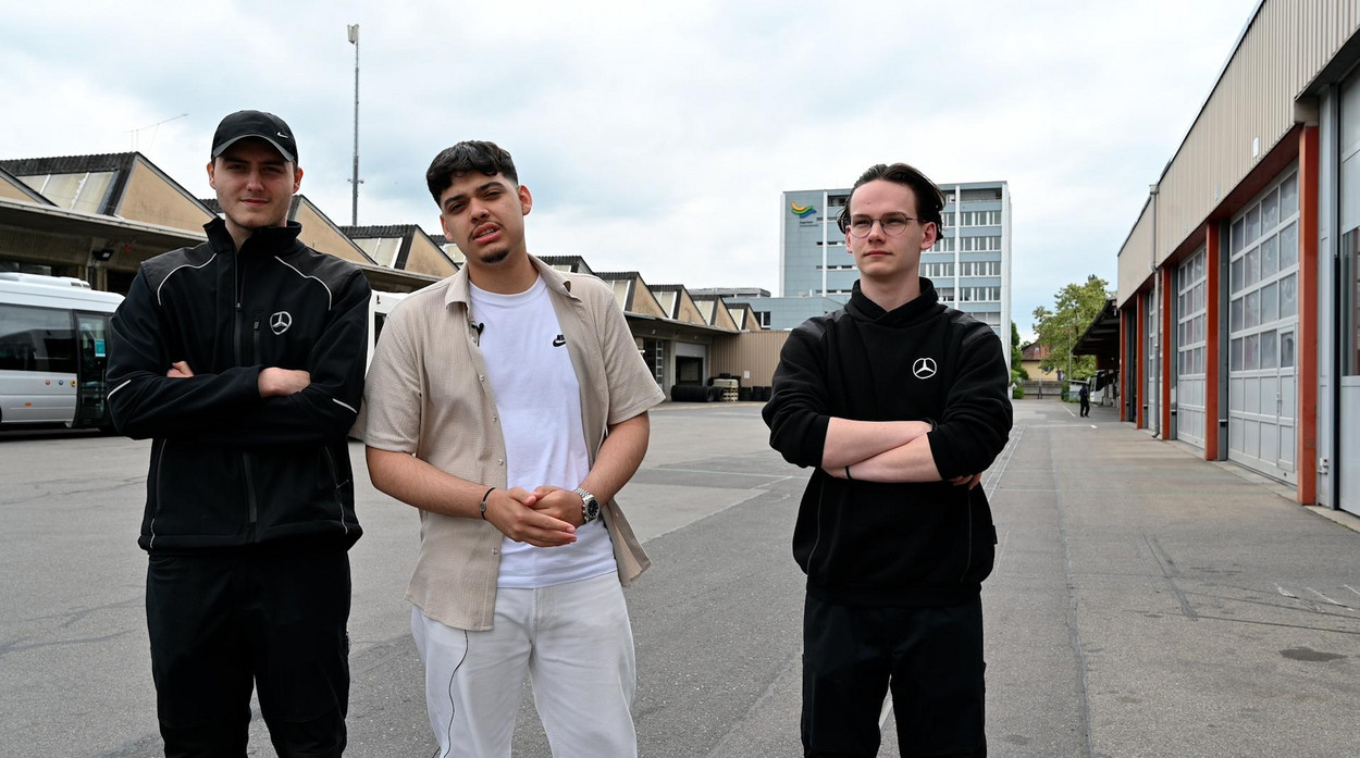 Gruppenfoto von drei Lernenden
