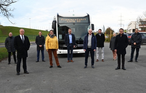 Gruppenbild vor Bus