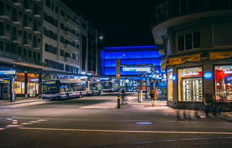 Zug Bahnhof in der Nacht