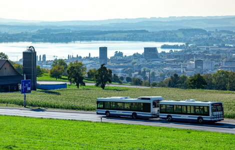 Bus auf einem Landweg